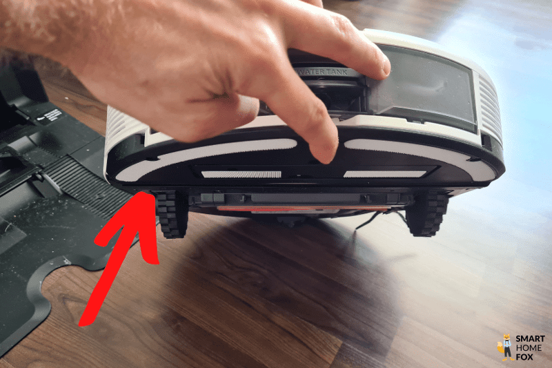 der Klettverschluss von der Wischplatte des Roborock S7 Pro Ultra ist zu sehen.